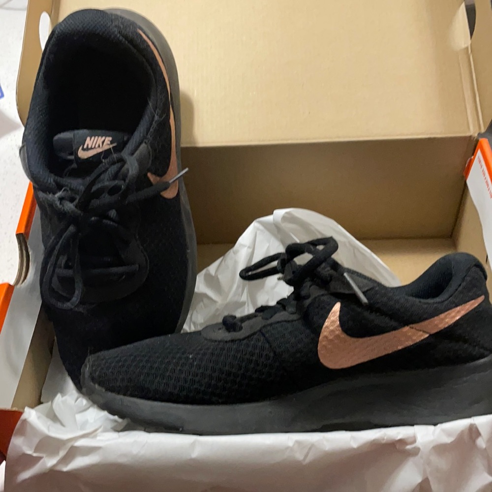 Nike Tanjun women’s sneakers